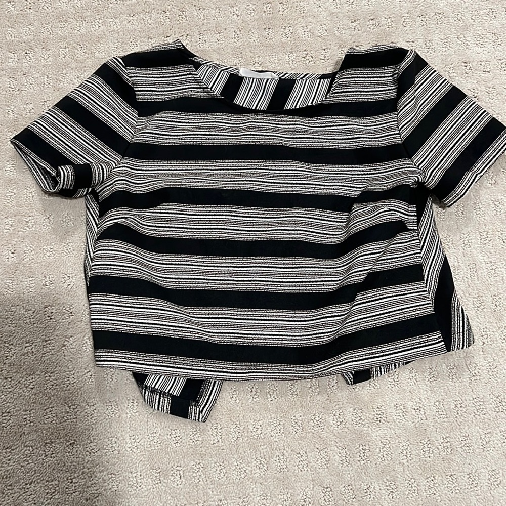 Striped Crop Top with an open back - Urban Outfitters